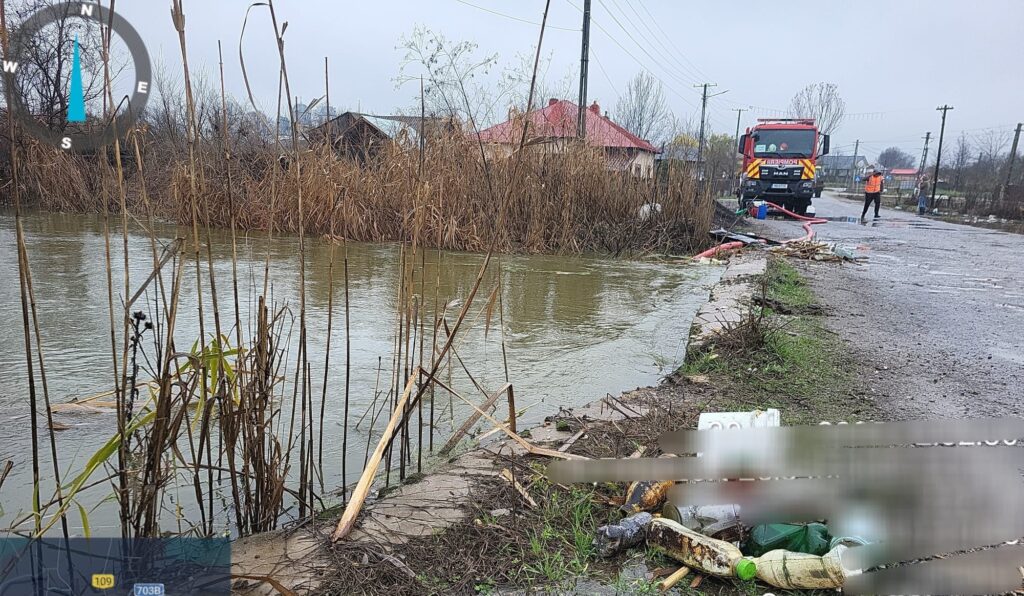 Intervenții în lanț ale pompierilor în Argeș! Copaci căzuți, curți inundate și zeci de apeluri la 112