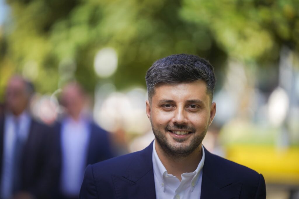 CĂTĂLIN MÎNDROC, SECRETAR AL COMISIEI PENTRU APĂRARE
