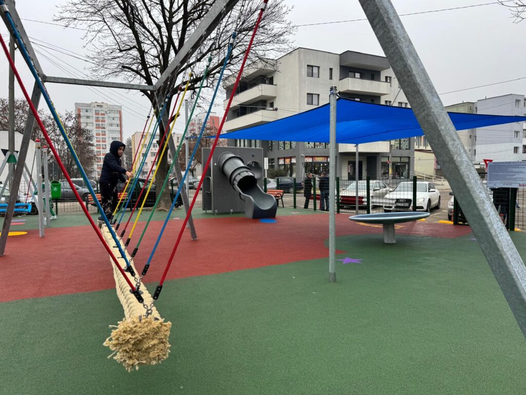 Încă un loc de joacă a fost modernizat, la Pitești!