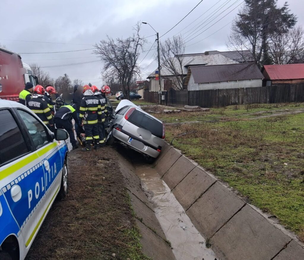 Accident pe DN7, la Călinești. O femeie rănită, transportată la spital