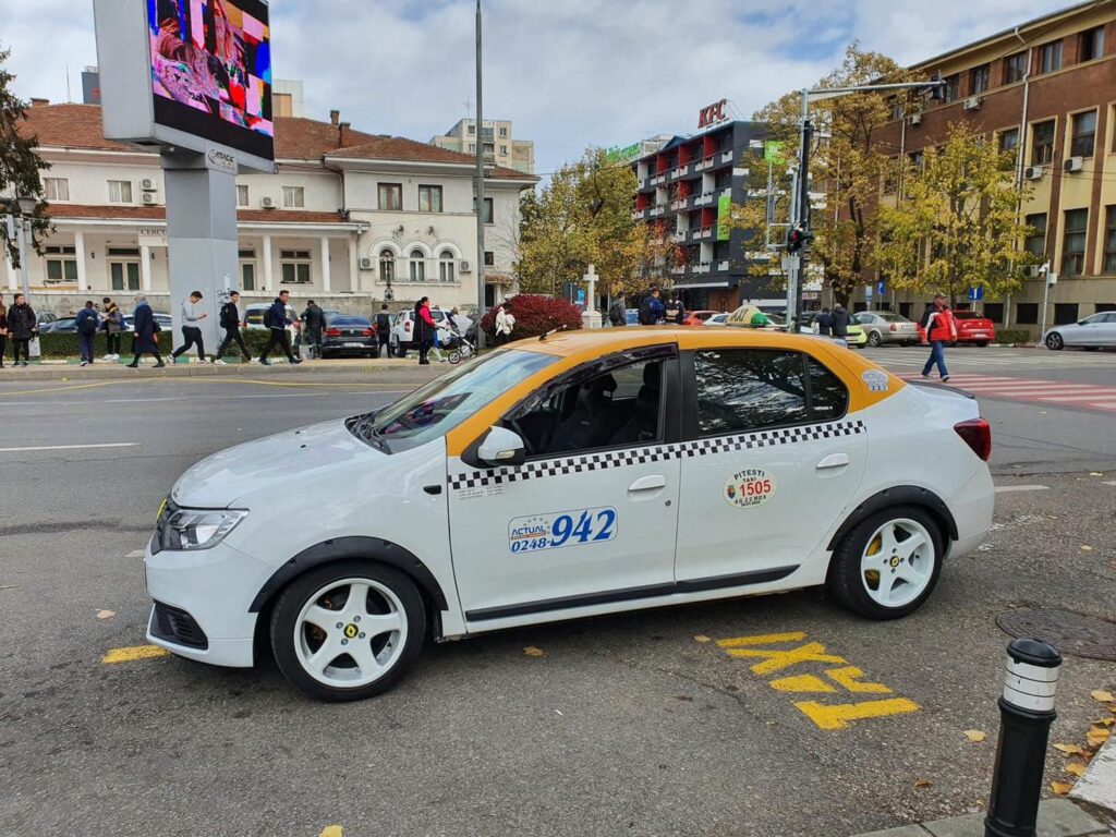 TAXI BLOCAT, CLIENTĂ RĂPITĂ ȘI SECHESTRATĂ
