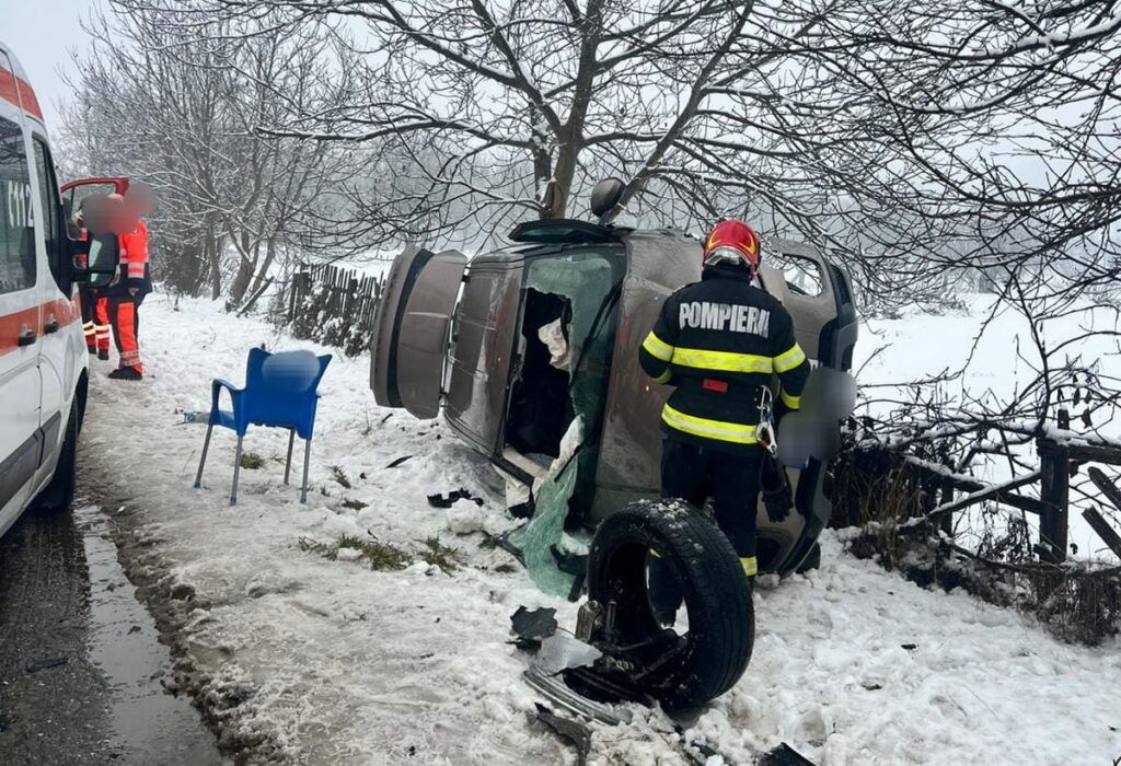 Impact violent între două autoturisme într-o comună din Argeș! Opt persoane sunt implicate