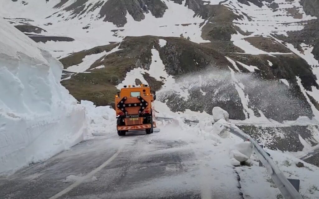 Deszăpezire dificilă pe Transfăgărășan! Zăpadă de peste trei metri și stânci pe carosabil
