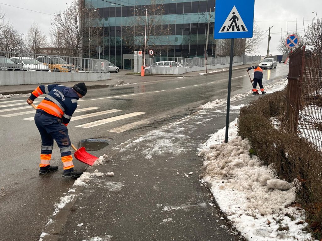 Deszăpezire în Pitești: zăpada curățată, cetățenii au obligații legale stricte!