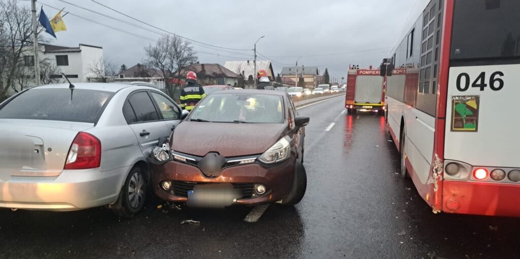 Coliziune între un autobuz și două autoturisme pe DN 73, la Mărăcineni