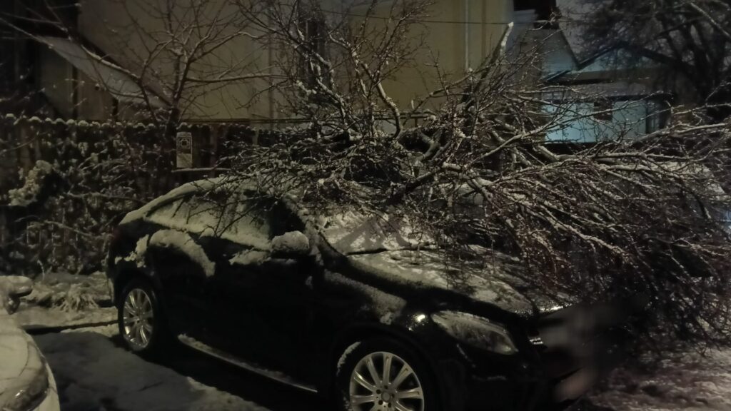 Haos în trafic și avarii mari în Argeș după codul portocaliu