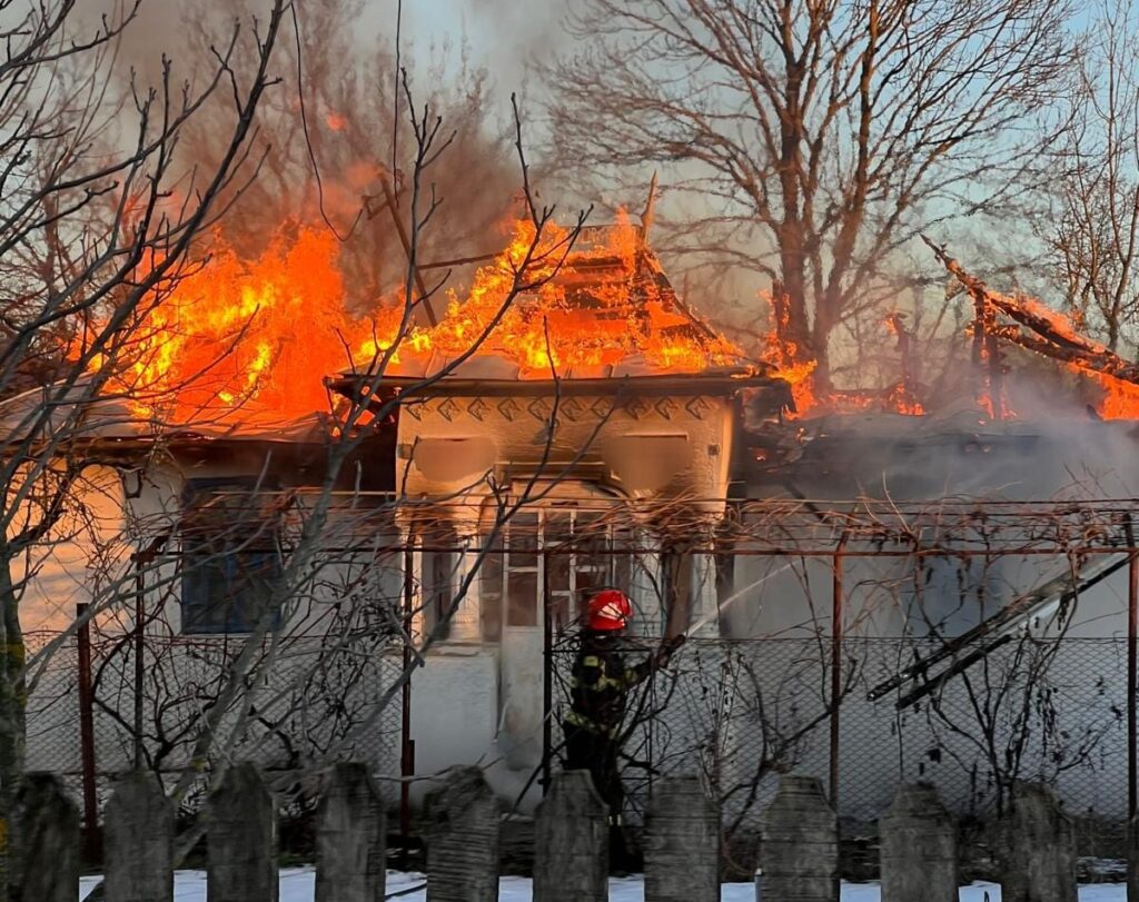 Incendiu violent în Argeș! Acoperișul unei case, mistuit de flăcări