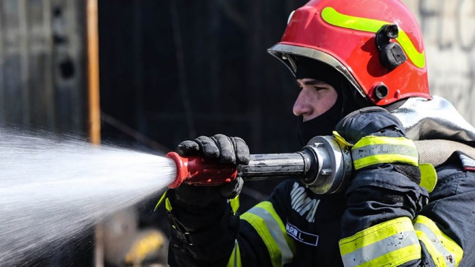 Hală industrială în flăcări la Dârmănești: intervenție masivă a pompierilor