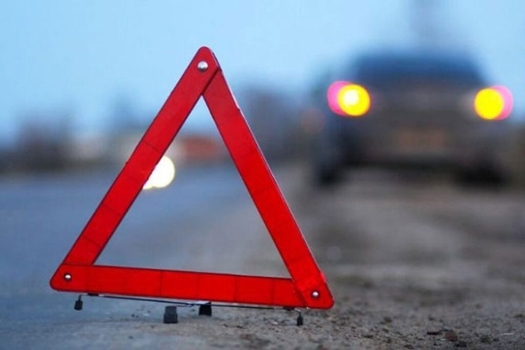 Accident în lanț pe Drumul Expres! O dubă s-a izbit de parapetul median, iar stâlpul de iluminat pus la pământ a lovit alte trei mașini