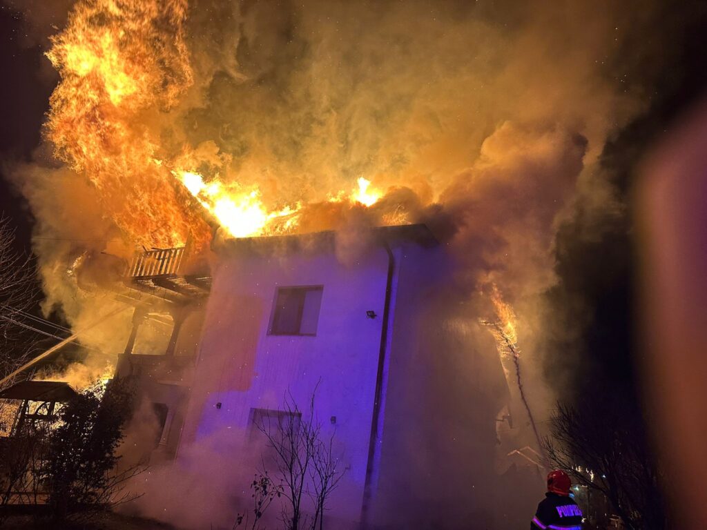 Incendiu violent într-o gospodărie din Argeș: flăcările au cuprins anexele și acoperișul casei