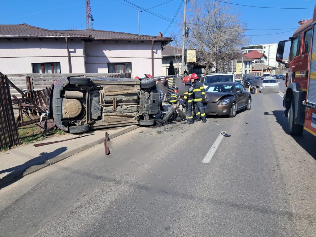 Accident rutier cu trei autoturisme pe strada Smeurei din Pitești! O persoană transportată la spital