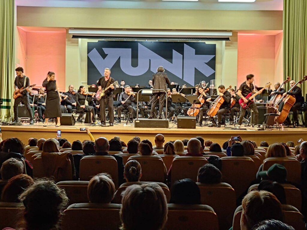 Vunk a făcut spectacol la Filarmonica Pitești, într-o premieră simfonică!