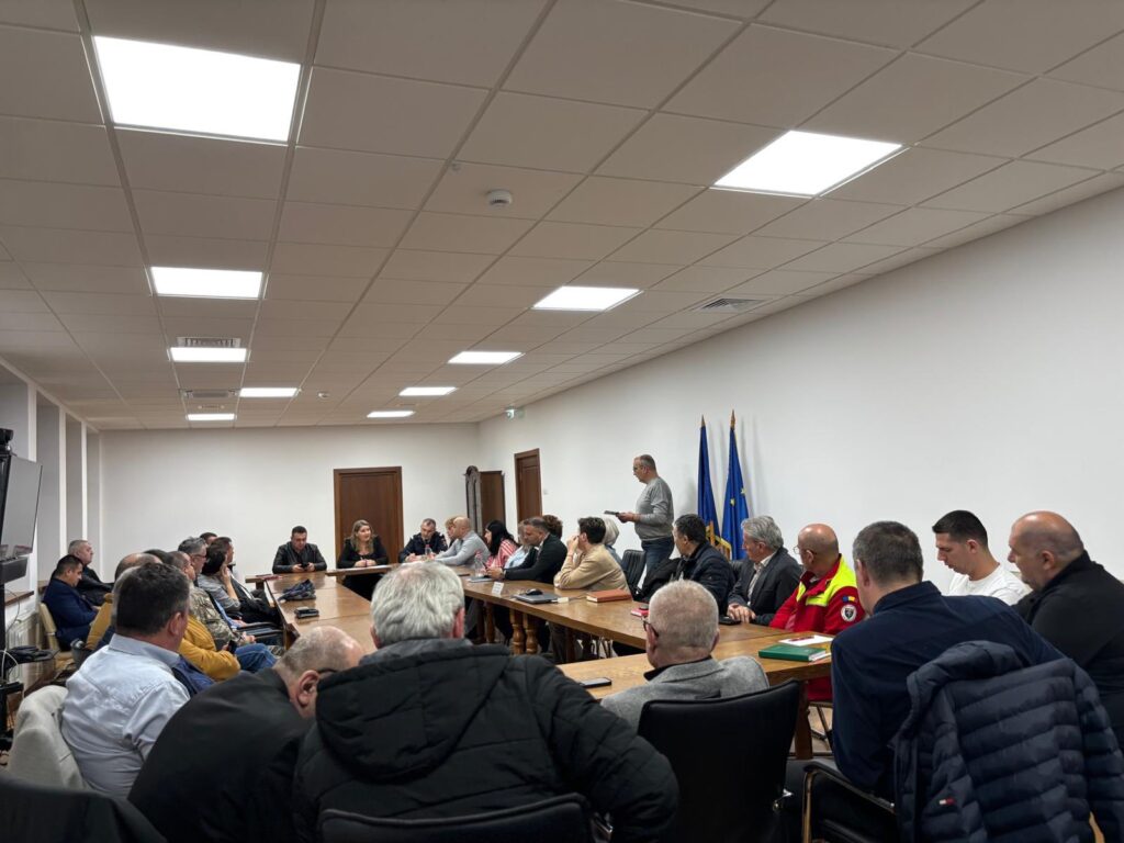 Alertă de mediu la Vidraru! Prefectul Argeșului ia măsuri urgente pentru poluarea lacului