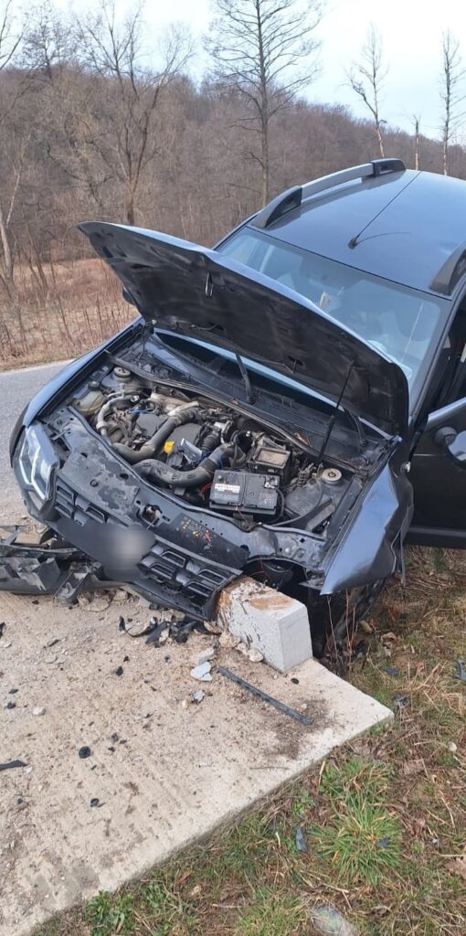 Accident violent în Argeș! Mașină izbită de un cap de pod