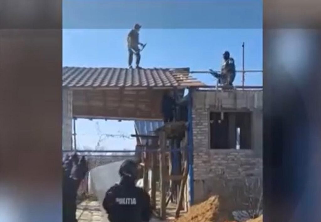 Incident violent în Argeș! Bărbat înarmat cu sabie și pietre, neutralizat de mascați