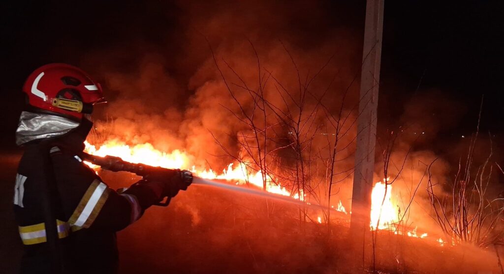 Weekend intens pentru pompierii argeșeni: 155 de intervenții, incendii de vegetație și un accident mortal