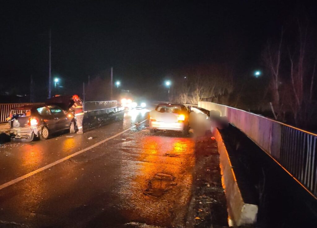 Accident rutier în Mioveni. Două persoane preluate de echipajele medicale după coliziunea dintre două autoturisme