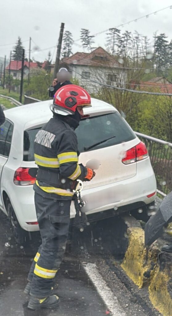 Accident violent în Bascov! Autoturism proiectat într-un cap de pod în satul Valea Ursului