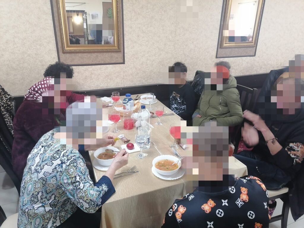 Paște cu suflet la Pitești! Angajații de la asistență socială au gătit pentru cei fără casă