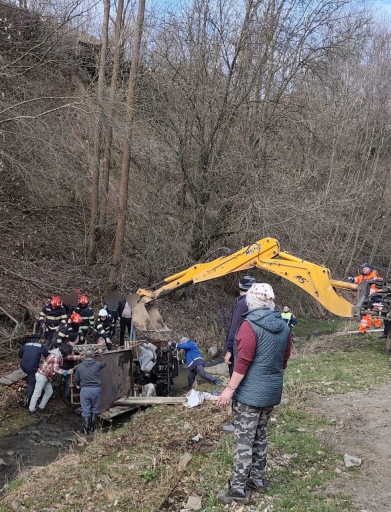 Accident grav în Argeș! Un bărbat a rămas captiv sub tractorul răsturnat în pârâu
