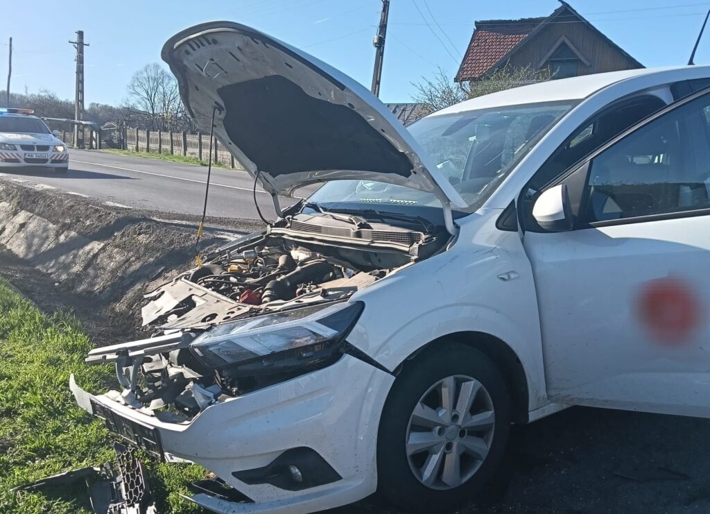 Accident violent în Argeș! A intrat cu mașina într-un cap de pod