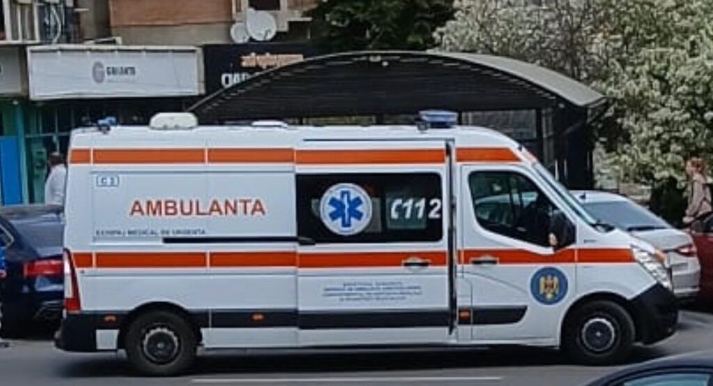 Adolescentă de 16 ani, rănită într-un accident pe Bulevardul Republicii din Pitești după un impact între o mașină și o motocicletă