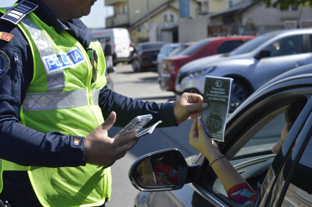 Siguranța la trecerile la nivel cu calea ferată în vizorul polițiștilor argeșeni