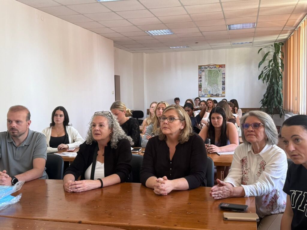 Viitori asistenți medicali din SUA și Spania au vizitat secțiile celei mai mari unități medicale din Argeș