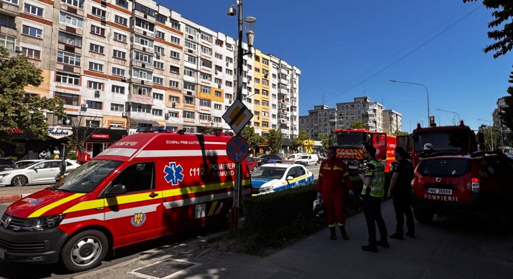 Panică la etajul opt într-un bloc din Pitești! Un apartament a luat foc din cauza unei țigări