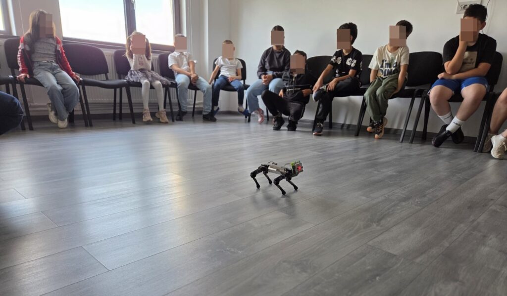 Lecție fascinantă de tehnologie la Pitești! Copiii și persoanele cu dizabilități au învățat să controleze roboți