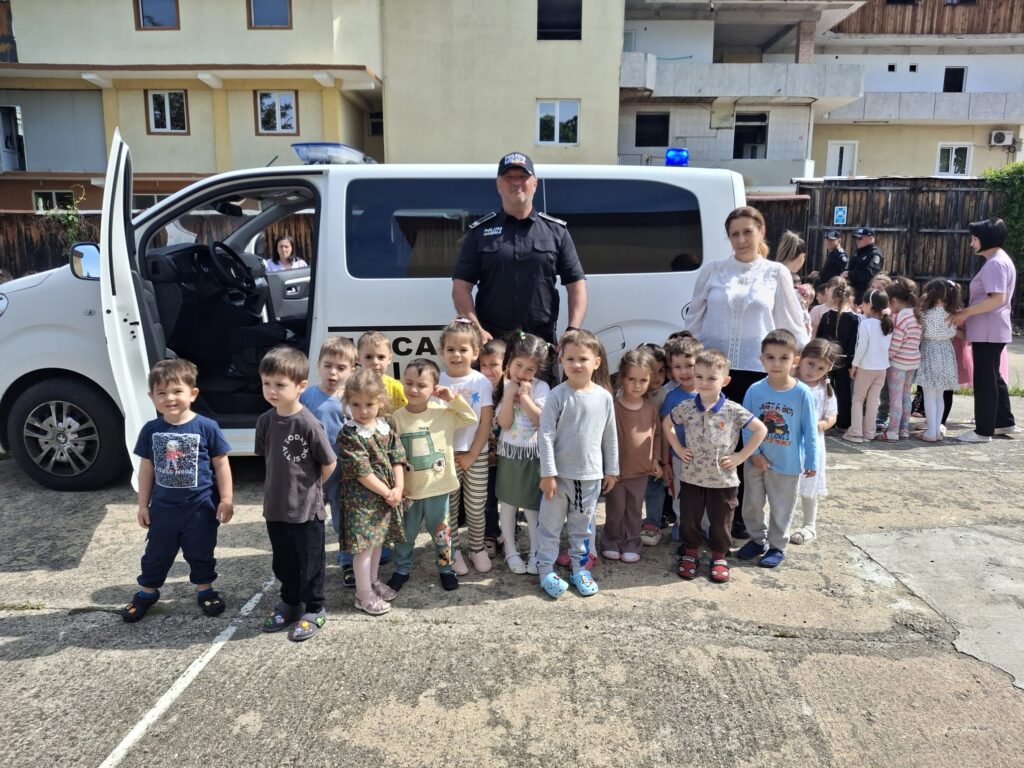 Sute de preșcolari din Pitești au învățat de la polițiști cum să circule corect
