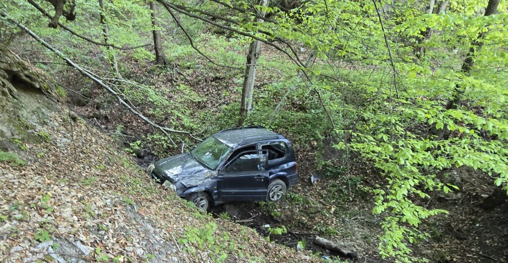 Accident rutier în Argeș. Un bărbat a ajuns la spital după ce a plonjat cu mașina într-un șanț