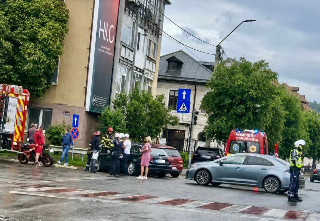 Accident în „intersecția groazei” din Pitești, lângă ITM Argeș