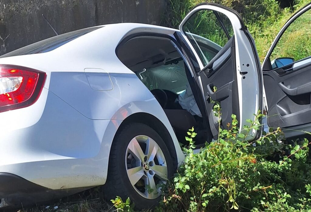Accident grav la ieșirea din pasajul Bascov: Mașină înfiptă în decor, o persoană blocată în fiare a fost extrasă de pompieri