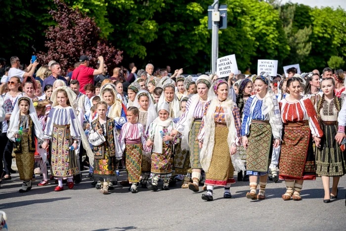 Mioveni se îmbracă în haine de sărbătoare! Explozie de culoare și tradiție la cel mai mare eveniment folcloric al primăverii în Argeș