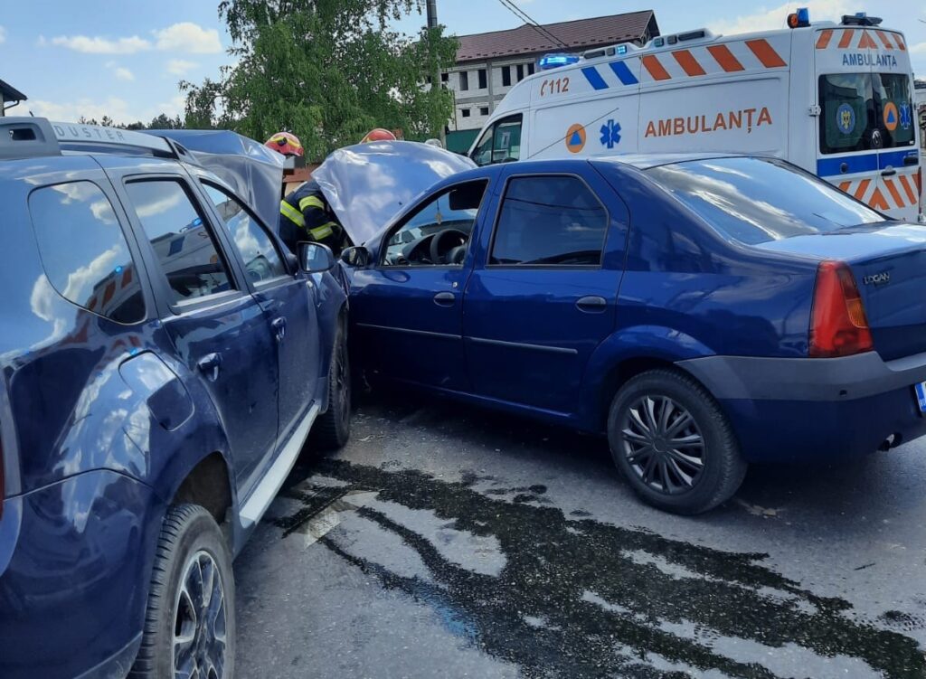 Accident rutier cu două mașini în Pitești! O femeie a fost preluată de ambulanță