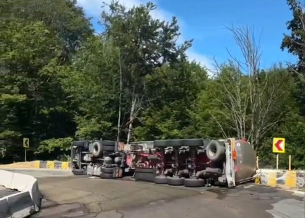 Pericol de explozie pe DN 7! Autocisternă cu 31 de tone de benzină răsturnată la Cotmeana. Traficul este complet blocat