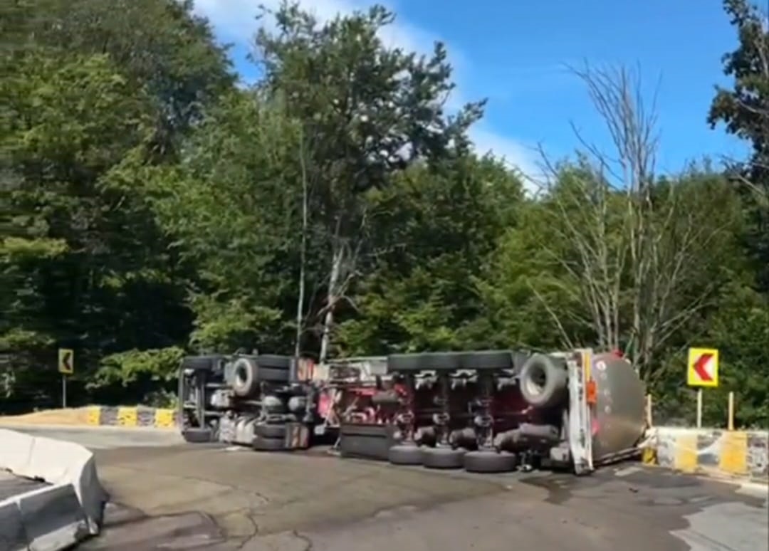 Pericol de explozie pe DN 7! Autocisternă cu 31 de tone de benzină răsturnată la Cotmeana. Traficul este complet blocat