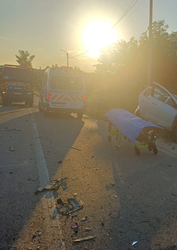 Accident grav la Costești! Doi șoferi au ajuns la spital după un impact frontal pe contrasens