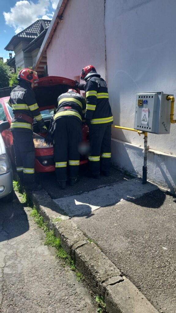 Accident periculos la Câmpulung. Un autoturism a părăsit șoseaua și a izbit în plin un panou de distribuție a gazelor
