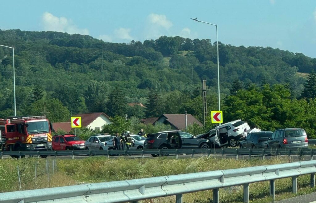 Accident grav pe Autostrada A1 Pitești – Curtea de Argeș. Două persoane au rămas blocate în mașină