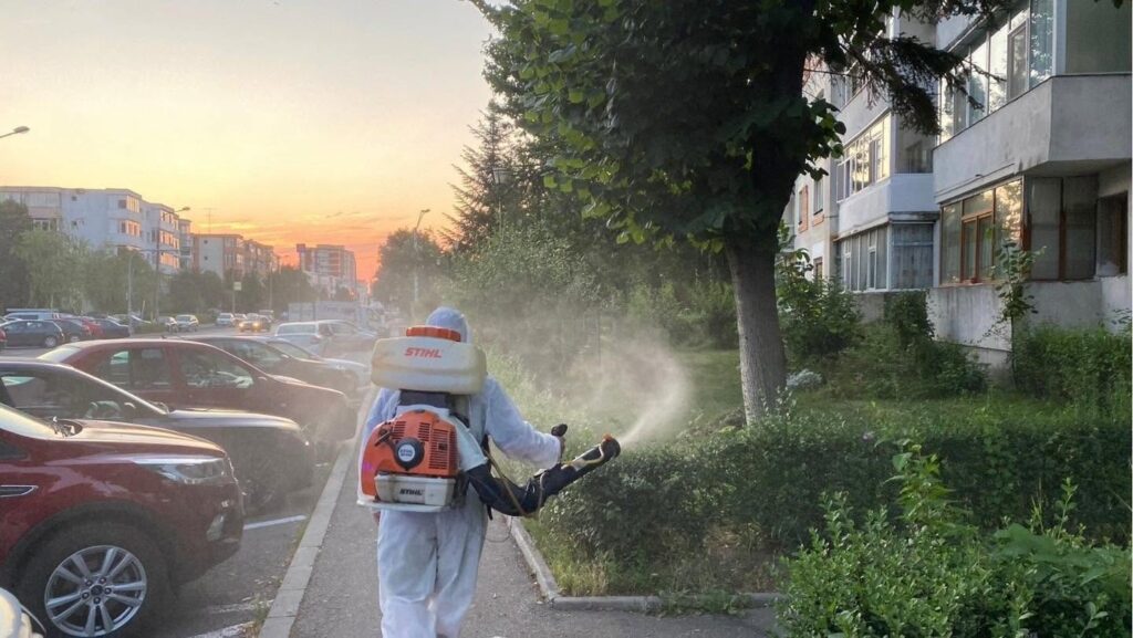 Campanie masivă de stropiri împotriva dăunătorilor în Pitești