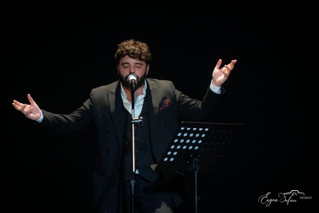 Fenomen literar pe scena Teatrului „Alexandru Davila”! Poetul argeșean Miguel Gane a cucerit publicul din Pitești într-un regal de muzică și poezie