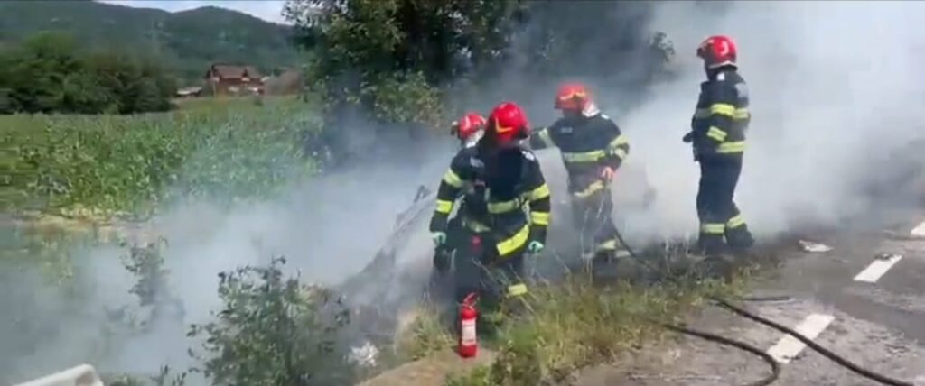 Accident violent la Stâlpeni! Două mașini s-au ciocnit, iar una a luat foc