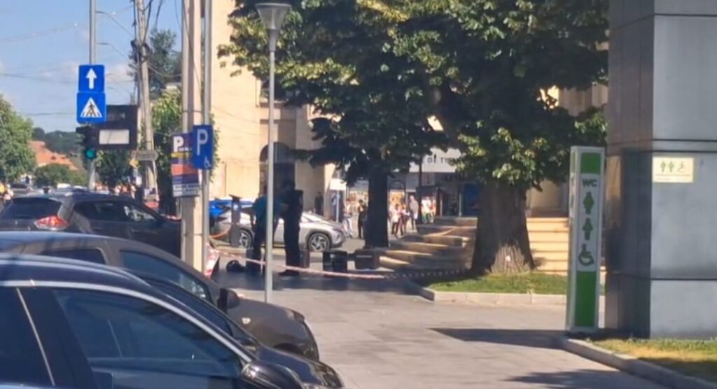VIDEO – Alertă în centrul Piteștiului! Colet suspect abandonat lângă Galeria de Artă