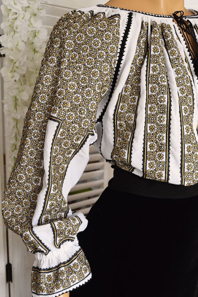Sărbătoare la Palatul Administrativ din Pitești! Expoziție vie de costume populare și atelier de cusături, de Ziua Universală a Iei