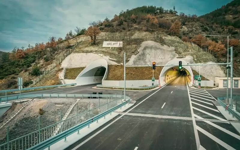 Progres major pe Autostrada Sibiu–Pitești! Tunelul Robești a fost străpuns complet