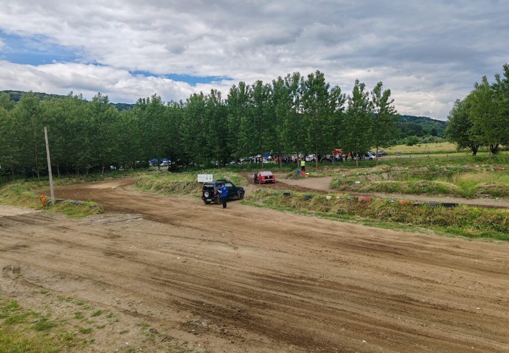 Spectacol de viteză la Heleșteu: autocross și adrenalină pe circuit