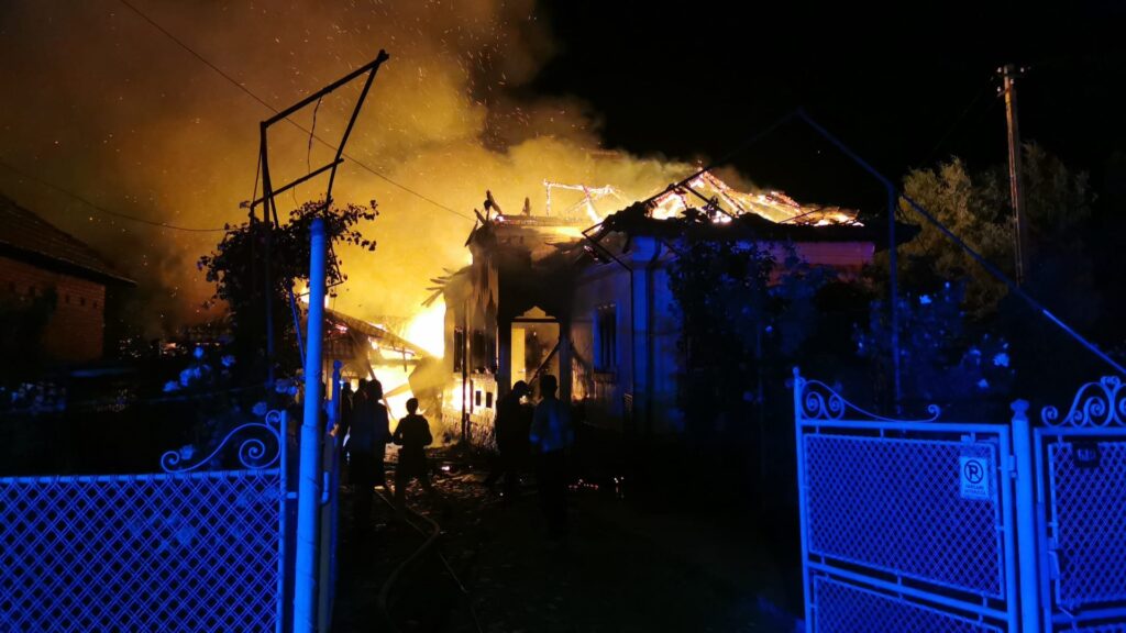 Incendiu violent în Berevoești! O casă de 400 de metri pătrați a fost făcută scrum din cauza unui scurtcircuit