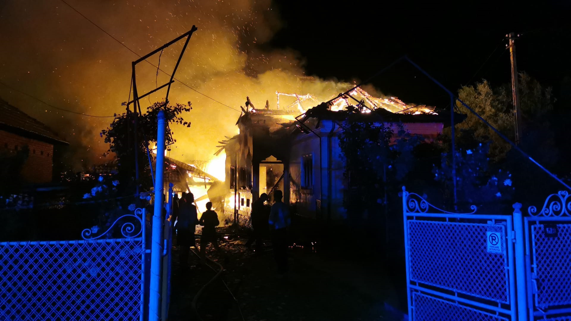 Incendiu violent în Berevoești! O casă de 400 de metri pătrați a fost făcută scrum din cauza unui scurtcircuit